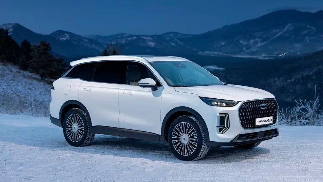 Chery Tiggo 9 стал доступнее на полмиллиона рублей Корректировка цен коснулась только машин 2025 года Согласно новым прайс листам Tiggo 9 2025 года выпуска подешевели на 500 тысяч рублей Ранее девятка нынешнего года выпуска стоила 4 75 миллиона рублей в комплектации Prime и 5 05 миллиона в исполнении Ultra Теперь обе версии подешевели до 4 25 и 4 55 миллиона соответственно Стоимость прошлогодних машин не изменилась Согласно новому прайс листу для покупателей Tiggo 9 также появилась прежде отсутствовавшая скидка за трейд ин Она отличается в зависимости от года выпуска автомобиля 200 тысяч для свежих и 350 тысяч для выпущенных в 2024 году Никаких изменений в оснащении или технической части не произошло CheryTiggo 9 продаётся в России в единственном варианте двигатель 2 0 турбо на 245 сил классический 8 ступенчатый автомат и полный привод новости chery