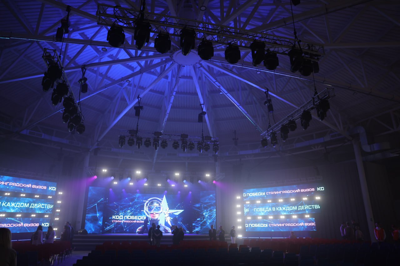 В Волгоградской области открылся Форум купольный хаб будущего 1500 м² 1000 мест топовое звуковое и световое оборудование Первое событие награждение победителей фиджитал игр Код Победы Сталинградский вызов Комплексы Юный ястреб и Авангард продолжают развиваться построены новые учебные классы столовая и склад ведется строительство тира бассейна и центра гонок дронов Эти площадки уже признаны инновационными центрами для патриотического и спортивного воспитания молодежи и проведения всероссийских мероприятий Фото Администрация Волгоградской области