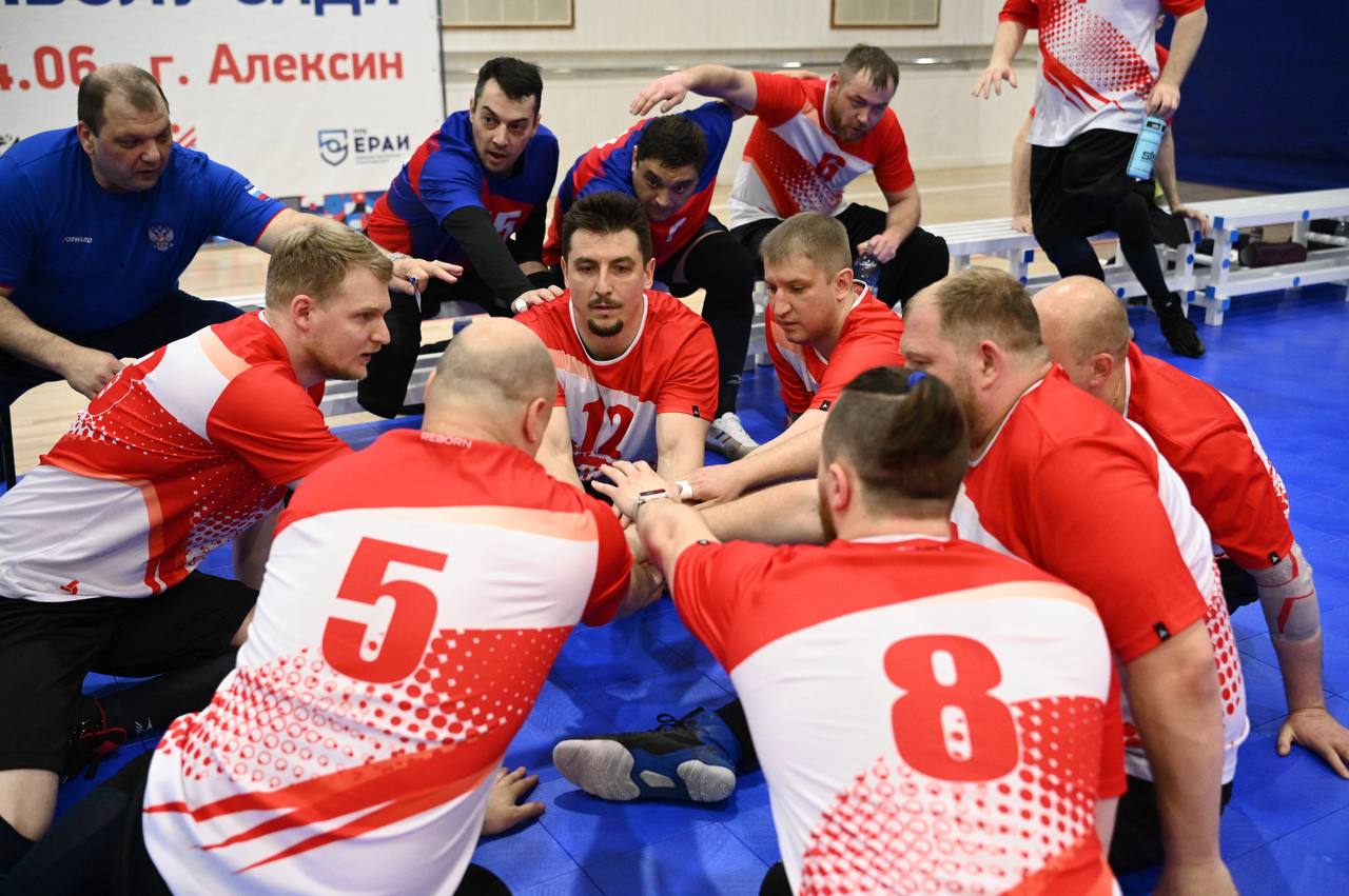 В Тульской области завершился «Кубок чемпионов» по волейболу сидя! С 31 мая по 4 июня в Алексине на РУТБ «Ока» прошли всероссийские соревнования, где сразились сильнейшие команды страны. Участники: 6 мужских команд Москва, Санкт-Петербург, Донецкая Народная Республика, Свердловская, Московская, Калининградская областей 4 женские команды Москва, Санкт-Петербург, Московская области, г. Егорьевск Победители: Мужчины: Свердловская область Москва Санкт-Петербург Женщины: Москва Санкт-Петербург Московская область Индивидуальные номинации Мужчины: Лучший связующий - Волков Алексей Москва Лучший нападающий - Савичев Александр Свердловская область Лучший блокирующий - Бобков Даниил Санкт-Петербург Лучший защитник - Резниченко Александр Свердловская область Лучшая подача - Илюхин Владислав Москва Самый ценный игрок - Миленин Виктор Свердловская область Женщины: Лучший связующий - Лыкова Елизавета Москва Лучший нападающий - Панина Ирина Москва Лучший блокирующий - Арбатская Ольга Санкт- Петербург Лучший защитник - Бондаренко Дарья Санкт- Петербург Лучшая подача - Иванова Татьяна Москва Самый ценный игрок - Пермякова Любовь Московская область / Поддержать канал голосом