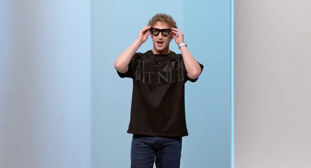 Meta признана в России экстремистской и запрещена рассматривает возможность добавить функцию распознавания лиц в умные очки которые выпускает вместе с владельцем Ray Ban и Oakley узнала NYT По данным газеты её могут представить уже в 2026 году vc ru tech 2736995