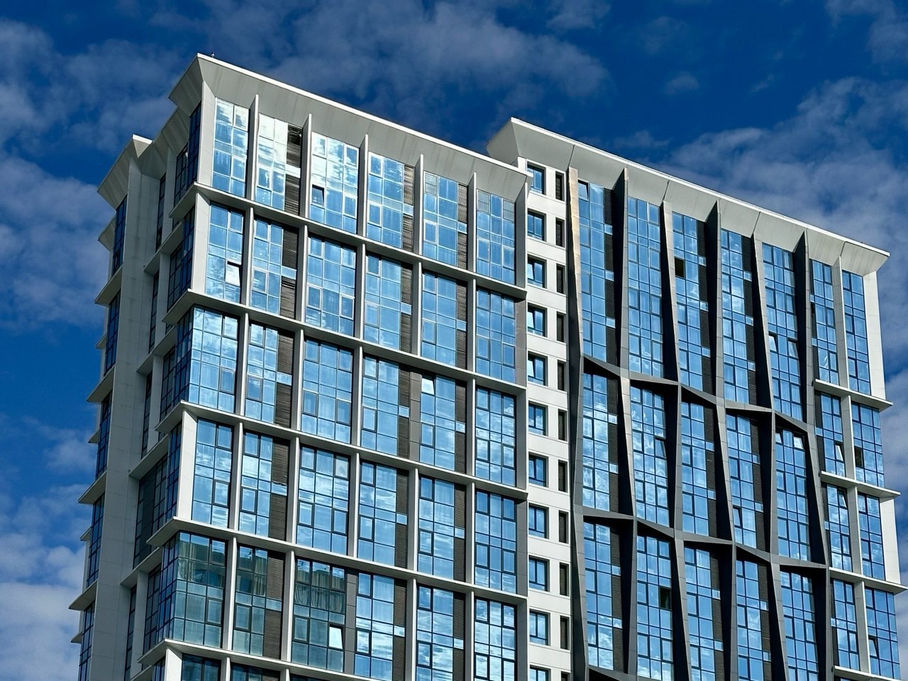 За последний год рынок элитной недвижимости Сочи увеличился почти в 2   раза За 9 месяцев 2025 года доля элитных лотов в общем предложении достигла 23 1 что вдвое больше чем годом ранее 12 3 Эксперты отмечают что спрос смещается в сторону инвестиционных объектов Средняя площадь покупаемых апартаментов в этом сегменте составляет около 30 квадратных метров Кубанские Новости Мы в MAX