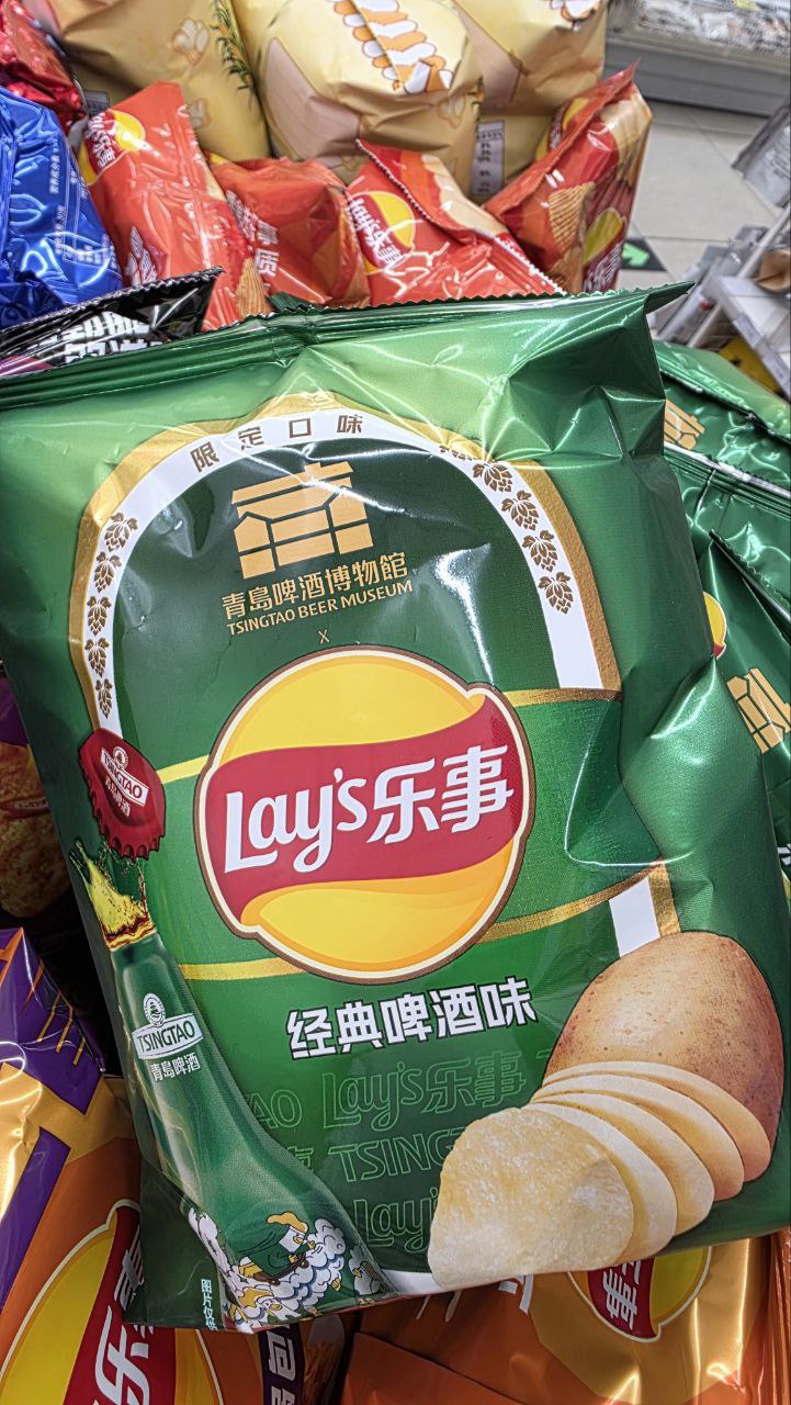 Lay’s с вкусом пива выпустили в Китае — это коллаба бренда с пивоварней Tsingtao. Чипсы моментально хайпанули: аромат максимально передает пиво, вкус — с лёгкой кислинкой, будто глотнул холодного лагера. Первые отзывы: есть хочется ещё, а запивать — только пивом. Срочно ждем на маркетплейсах