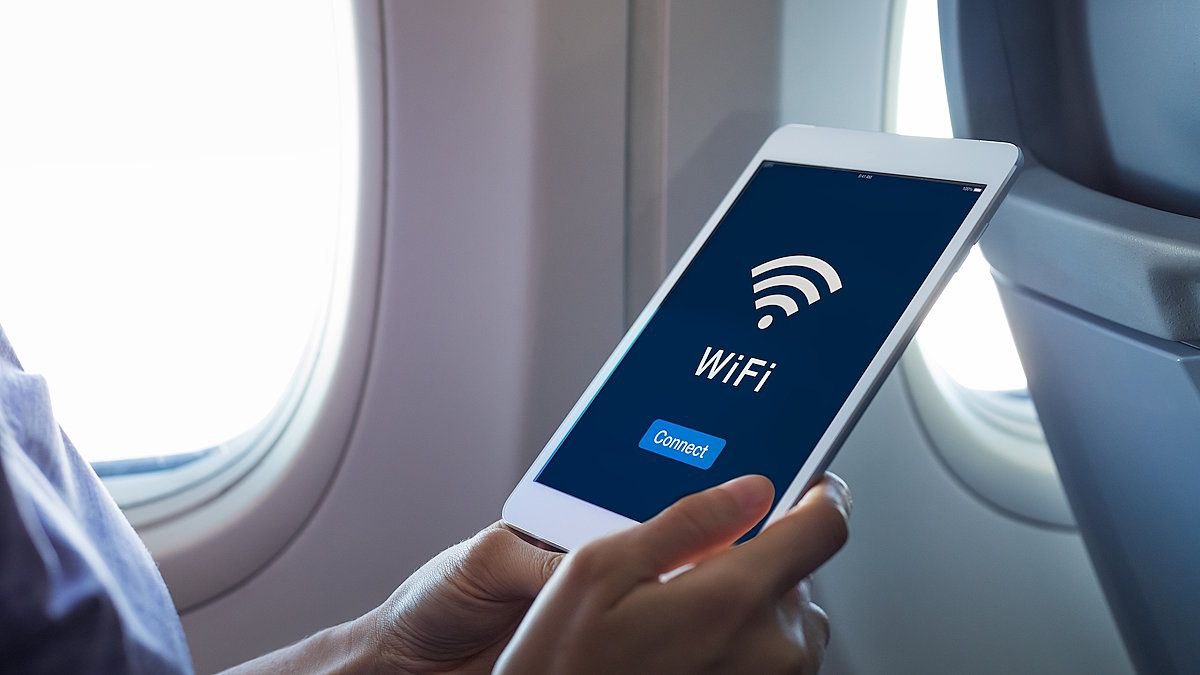 В российских самолётах может появиться интернет По его словам сейчас ведётся работа по установке интернет терминалов которые позволят пассажирам выходить в сеть во время полёта Экономика на ночь