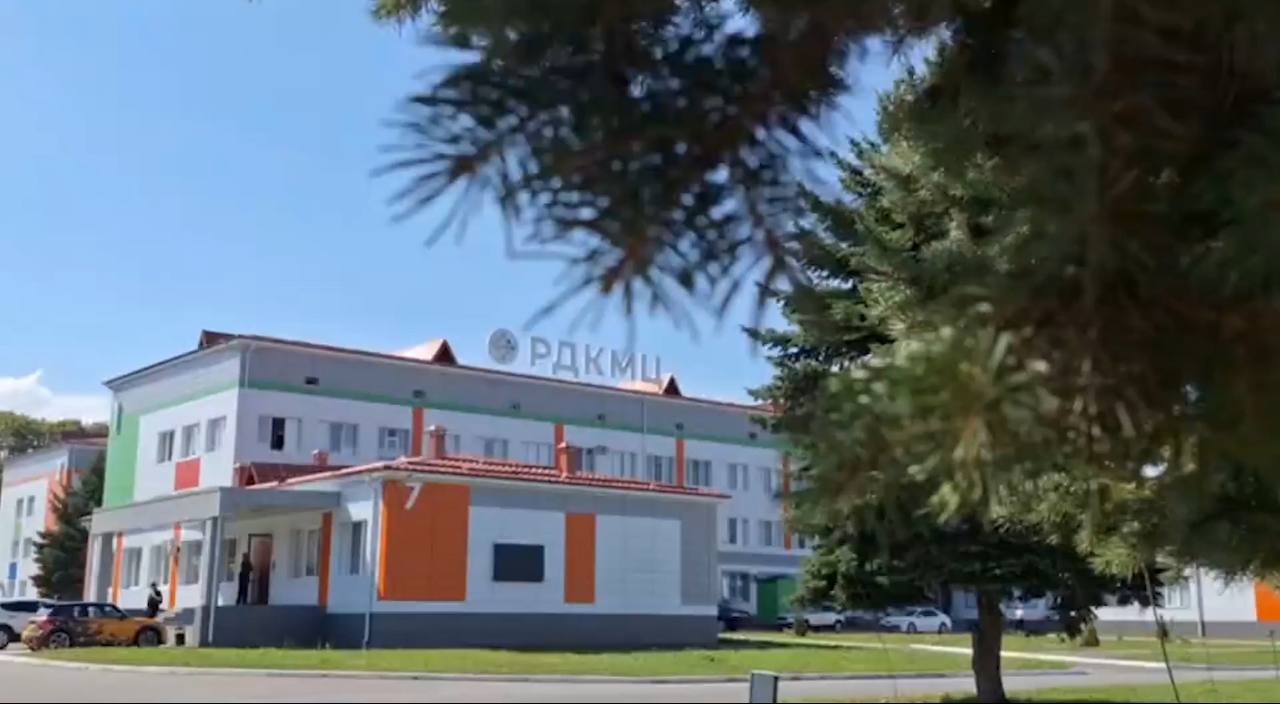 В Нальчике открыли первую госпитальную школу в Кабардино Балкарии Первая госпитальная школа в КБР начала работу на базе Республиканской детской клинической многопрофильной больницы в Нальчике Об этом сообщает ТАСС Учебное заведение создано для детей которые по состоянию здоровья длительное время находятся в стационаре Сейчас проект охватывает около 100 пациентов В этом учебном году мы открываем такие школы в Чеченской Республике здесь в Кабардино Балкарии через две недели в Бурятии А дальше еще и еще пока каждый наш тяжело болеющий ребенок не будет охвачен возможностью учиться сказал на открытии руководитель проекта госпитальных школ России УчимЗнаем Сергей Шариков Преподаватели учреждения прошли специальные курсы в Московском педагогическом государственном университете и получили дипломы о переобучении В дальнейшем школа будет работать также на площадках противотуберкулезного и кожно венерологического диспансеров центра психиатрии и санатория Радуга Стоп кадр видео Нуржан Кубадиева ТАСС Подпишись это Кавказ Сегодня