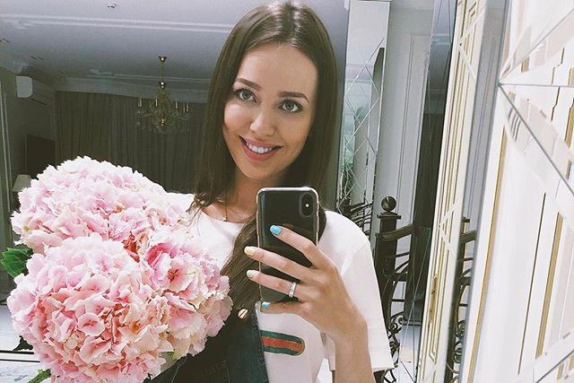 Известная модель Анастасия Костенко едва не стала жертвой мошенников в Сочи Во время отдыха в Сочи модель и блогер Анастасия Костенко столкнулась с попыткой мошенничества. Злоумышленники, представившись сотрудниками службы доставки цветов, позвонили ей с подменённого официального номера и запросили SMS-код для подтверждения «заказа». Девушка, не заподозрив обмана, предоставила данные, после чего получила уведомление о попытке несанкционированного доступа к её аккаунту на портале «Госуслуги». Костенко оперативно приняла меры: сменила пароли, активировала двухфакторную аутентификацию и заблокировала подозрительные операции. Однако мошенники не отступили — вскоре они перезвонили, на этот раз под видом сотрудников Роспотребнадзора, обвиняя модель в «сотрудничестве с преступниками». Подобные схемы с подделкой номеров и манипуляциями продолжают набирать обороты. Эксперты рекомендуют никогда не сообщать коды из SMS третьим лицам, даже если звонящий представляется сотрудником официальной организации. Подписаться Поделиться