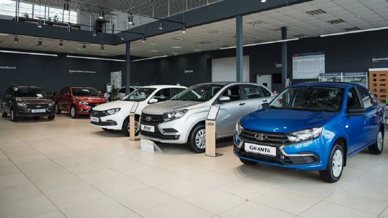 Продажи новых легковых автомобилей в России в 2024 году выросли на 47% по сравнению с 2023 годом и составили 1,554 млн единиц, говорится в сообщении Минпромторга РФ  Всего по итогам 2024 года в России продано 1,836 млн новых транспортных средств, что на 39% больше показателя за 2023 год. В частности, продажи грузовиков составили 121,6 тысяч штук  -13% , легких коммерческих автомобилей - 140,3 тысяч штук  +34% , автобусов - 20,6 тысяч штук  +16% .   Рынок новых автомобилей отечественного производства составил почти 830 тысяч единиц, что на 28% превышает результат 2023 года. Продажи новых электромобилей в 2024 году выросли на 31% и составили 19,4 тысяч штук, доля изготовленных в России составила 22%.