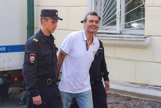 Ленинский районный суд Владивостока отказал в удовлетворении ходатайства об освобождении бывшего депутата Законодательного собрания Приморского края Артёма Самсонова, который отбывает наказание и страдает тяжёлым онкологическим заболеванием — раком кожи. Судебное заседание прошло 24 июня под председательством судьи Бадеева. С ходатайством об освобождении Самсонова по состоянию здоровья в суд обратилась сама тюремная больница, в которой он проходит лечение. В качестве доказательства было представлено официальное медицинское заключение о наличии заболевания, входящего в перечень болезней, утверждённый Правительством РФ. В соответствии с законодательством, этого достаточно для принятия решения об освобождении. Тем не менее, прокуратура выступила против. Как рассказала адвокат Наталья Касилова, в суд был приглашён начальник медчасти тюремной больницы, хирург, который лично не обследовал Самсонова, но сообщил, что заключённый получает лечение и его возят в онкологический диспансер. На этом основании прокуратура заявила, что Самсонову не требуется постоянный посторонний уход, и потому освобождать его нет необходимости. — Закон не требует обязательного наличия нуждаемости в постороннем уходе. Единственным критерием является наличие тяжёлого заболевания, включённого в перечень. Оно подтверждено комиссией, есть все документы. Верховный суд неоднократно указывал: именно это должно быть определяющим фактором, а не характеристика, тяжесть преступления или объём отбытого срока, — пояснила Касилова. По её словам, отказ суда основан на ошибочной трактовке закона и необоснованных доводах прокуратуры. Сразу после оглашения решения защита заявила, что будет подавать апелляцию. Фото: «Депутат Самсонов» / Telegram Подписаться
