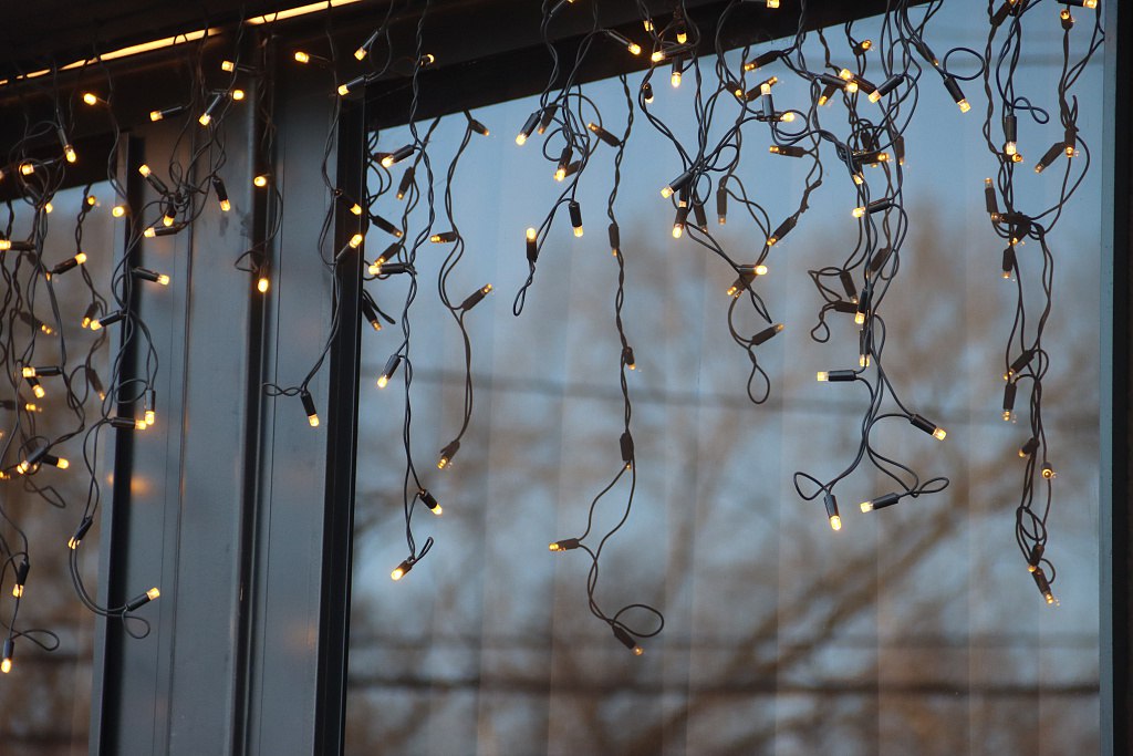 Хабаровск украшают к Новому году Мэрия сообщила что более 60 магазинов ресторанов и торговых центров города уже оформили новогодними атрибутами Праздничный декор установили в заведениях Центрального района Не остаются в стороне и менее крупные предприятия К примеру магазин хлебобулочных изделий украсился гирляндами А как ваше праздничное настроение Прислать новость yaroslav egorovich Подписывайся на нас в MAX