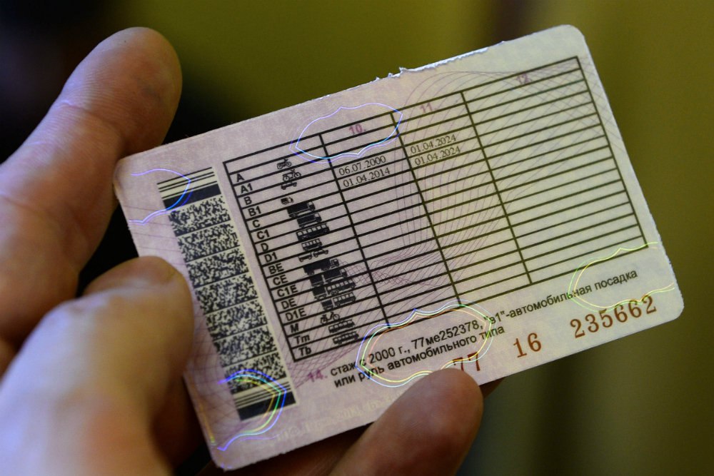 Красноярцам напомнили правила замены водительских удостоверений В Госавтоинспекции напомнили что с 1 января 2026 года прекращается автоматическое продление удостоверений Таким образом если срок действия прав истекает в 2026 году их необходимо своевременно поменять Если срок действия водительского удостоверения истекает в 2025 году идти в ГИБДД сразу не нужно такие права автоматически продлеваются на три года Это означает что управлять автомобилем с ними можно до 2028 года без замены документа Однако стоит помнить такое водительское действует только на территории Российской Федерации напомнили в дорожной полиции Никаких дополнительных отметок в документе проставлять не потребуется продление происходит автоматически Водительские удостоверения выданные ранее срок действия которых до этого уже продлевался на три года второй раз продлению не подлежат Их необходимо заменить в установленном порядке