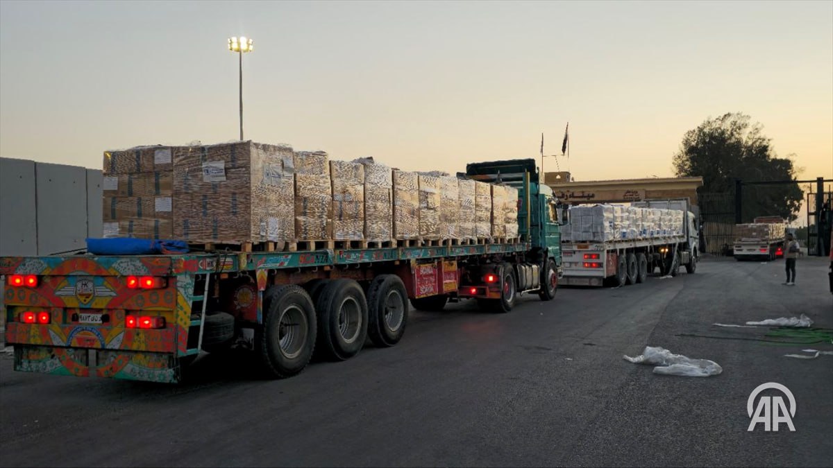 Израиль заблокировал въезд в Газу 22 тыс. грузовиков с гумпомощью  Израиль блокирует въезд в сектор Газа более 22 тыс. грузовиков с гуманитарной помощью. Об этом говорится в заявлении палестинского правительства в секторе Газа.  Власти эксклава обвинили Израиль в преднамеренном создании «голода, блокады и хаоса».  Отмечается, что большинство грузовиков принадлежат ООН, международным организациям и различным гуманитарным структурам.  «Израильские оккупационные власти систематически блокируют въезд в сектор Газа гуманитарной помощи в рамках проводимой ими политики геноцида, направленной против более чем 2,4 млн жителей Газы»,-говорится в сообщении.  Подробнее на нашем сайте: v.aa.com.tr/3649657   24/7 в сутки с Агентством «Анадолу»