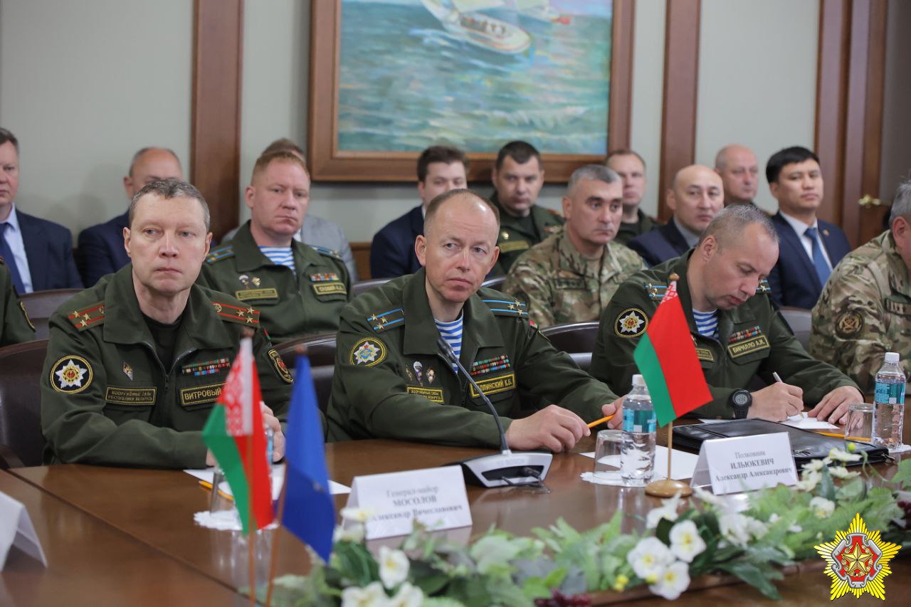 С 3 по 5 июня в Беларуси прошли вторые штабные переговоры по подготовке совместных учений ОДКБ, которые состоятся в сентябре 2025 года.    Обсуждались учения с Коллективными силами оперативного реагирования  КСОР  ОДКБ «Взаимодействие-2025», специальные учения с силами и средствами разведки «Поиск-2025» и с силами и средствами материально-технического обеспечения Войск  Коллективных сил  ОДКБ «Эшелон-2025», проводимых в рамках совместного оперативно-стратегического учения «Боевое братство-2025».     В штабных переговорах участвовали представители министерств обороны и ведомств Беларуси, Казахстана, Кыргызстана, России, Таджикистана, а также Секретариата Организации и Объединённого штаба ОДКБ.   Стороны согласовали замыслы учений, увязанные с целями совместного стратегического учения вооруженных сил Республики Беларусь и Российской Федерации «Запад-2025», составы привлекаемых подразделений, порядок розыгрыша практических действий, вопросы управления и обеспечения. Проведена рекогносцировка полигонов «Лосвидо» и «Лепельский», где пройдут мероприятия.    КСОР ОДКБ созданы для оперативного реагирования на вызовы и угрозы безопасности государств – членов ОДКБ.     Проголосовать за канал