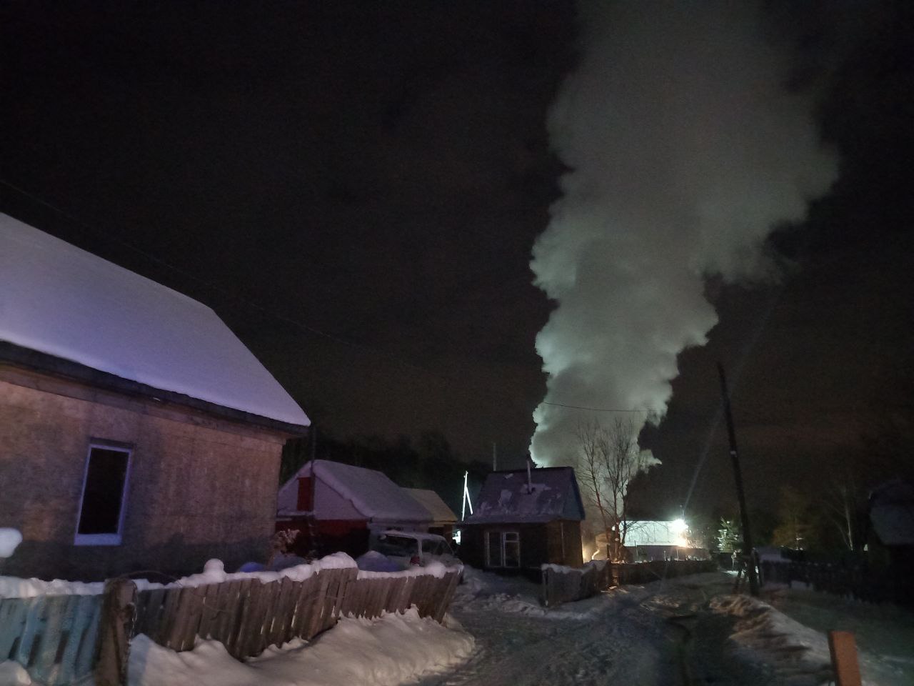 Пожарные ликвидировали возгорание бани в пгт Тымовское   25 января в 04:02 диспетчеру Тымовского пожарно-спасательного гарнизона поступило сообщение о возгорании бани на улице Торговая, 28. Пожарный расчет прибыл через 5 минут. К моменту прибытия огнеборцев, баня горела открытым пламенем.    Возгорание было локализовано в 04:40, а в 05:35 полностью ликвидировано на площади 70 квадратных метров. В тушении участвовали 2 человека и 1 единица техники пожарно-спасательной службы Сахалинской области. Погибших и пострадавших нет. Причины возгорания устанавливаются.