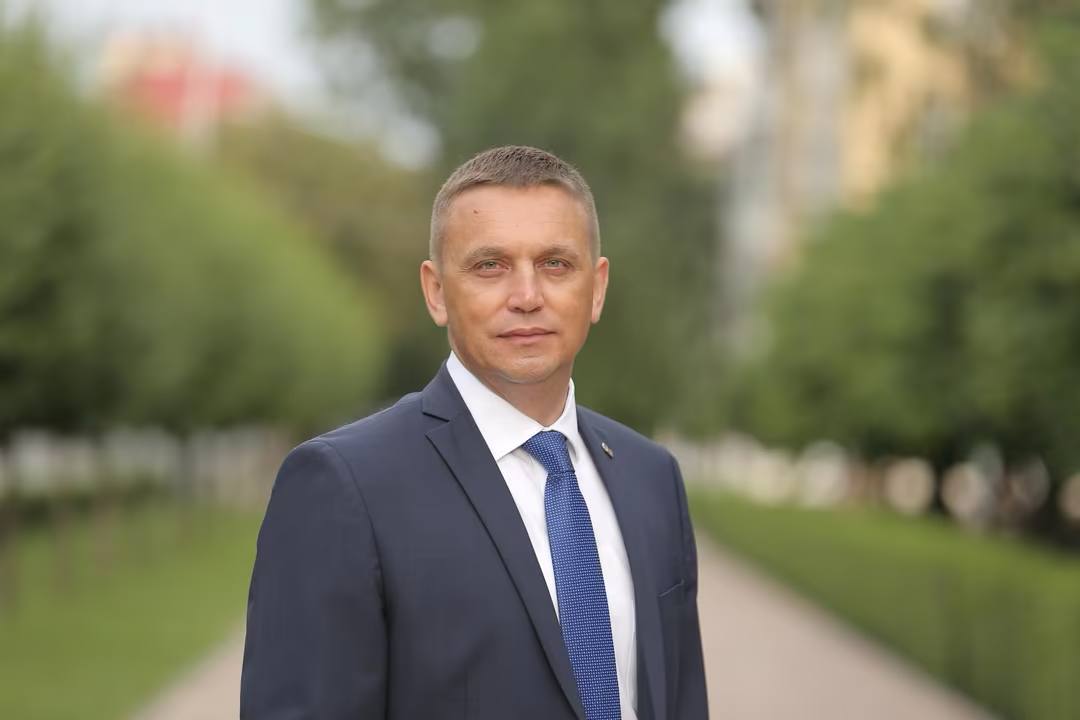 Эксперт: Губернатор Ставрополья старается быть на шаг впереди Сегодня в Москве состоялась встреча Президента России Владимира Путина и губернатора Ставропольского края Владимира Владимирова. В ходе диалога обсужден широкий круг тем. Комментируя это политическое событие, руководитель регионального исполкома «Единой России» Дмитрий Шуваев отметил, что глава региона не просто идет в ногу со временем, но и старается быть на шаг впереди. И руководство страны это замечает о чем свидетельствуют регулярные встречи глав , а также оказывает поддержку. «Ставропольский край сегодня – это планомерно и динамично развивающийся регион по всем направлениям. Это касается и поддержки участников СВО, и развития промышленности, и вопросов благоустройства территорий. Считаю, что достигать хороших результатов можно, когда есть профессиональная команда, нацеленная на результат», — подытожил эксперт в разговоре с корреспондентом «Ставропольской правды».