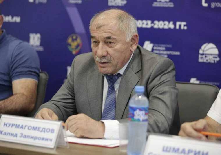 Уголовное дело в отношении экс замминистра образования и науки Дагестана Халида Нурмагомедова расследовано и направлено прокурору для утверждения обвинительного заключения Об этом сообщает Следственное управление СКР по Республике Дагестан Нурмагомедов обвиняется в совершении преступлений предусмотренных п в ч 5 ст 290 получение взятки в крупном размере и ч 6 ст 290 УК РФ получение взятки в особо крупном размере Следствие считает что он в период с 2013 по 2023 годы систематически получал взятки от представителя коммерческой организации за содействие в заключении госконтрактов на выполнение ремонтно строительных работ в подведомственных министерству образовательных учреждениях За оказание содействия в заключении 15 госконтрактов на общую сумму более 160 млн рублей обвиняемому положили в карман благодарность 60 млн рублей А в 2012 году фигурант получил взятку в размере 400 тысяч рублей от представителя коммерческой структуры за аналогичные действия по содействию в заключении контракта на строительство одной из школ подведомственных министерству Какие это были школы и какие фирмы платили Нурмагомедову взятки следствие не раскрывает Подписаться на Черновик 2 0 Обратная связь chernovik 1 bot