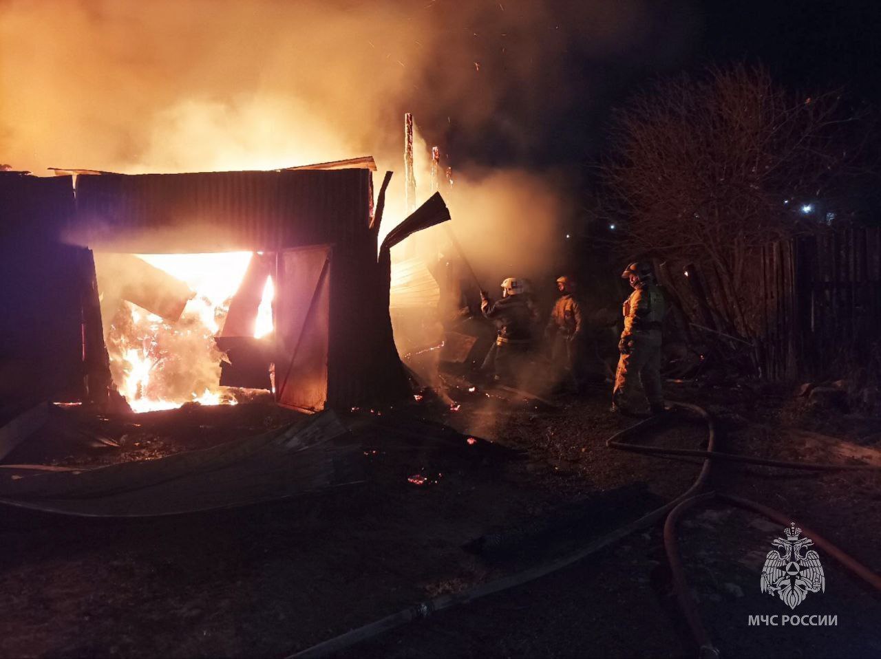 Сотрудники МЧС России отбили у огненной стихии три дома в городе Златоуст.  Пламя вспыхнуло на улице 3-я Гурьевская. Из-за плотной застройки огонь с одного дома быстро перекинулся на соседний  и надворные постройки.  Существовала угроза еще трем жилым строениям. Ее отбили специалисты Златоустовского пожарно-спасательного гарнизона.  Открытое горение ликвидировано. Пострадавших нет. Причина ЧП устанавливается.  МЧС России напоминает о важности противопожарных разрывов!