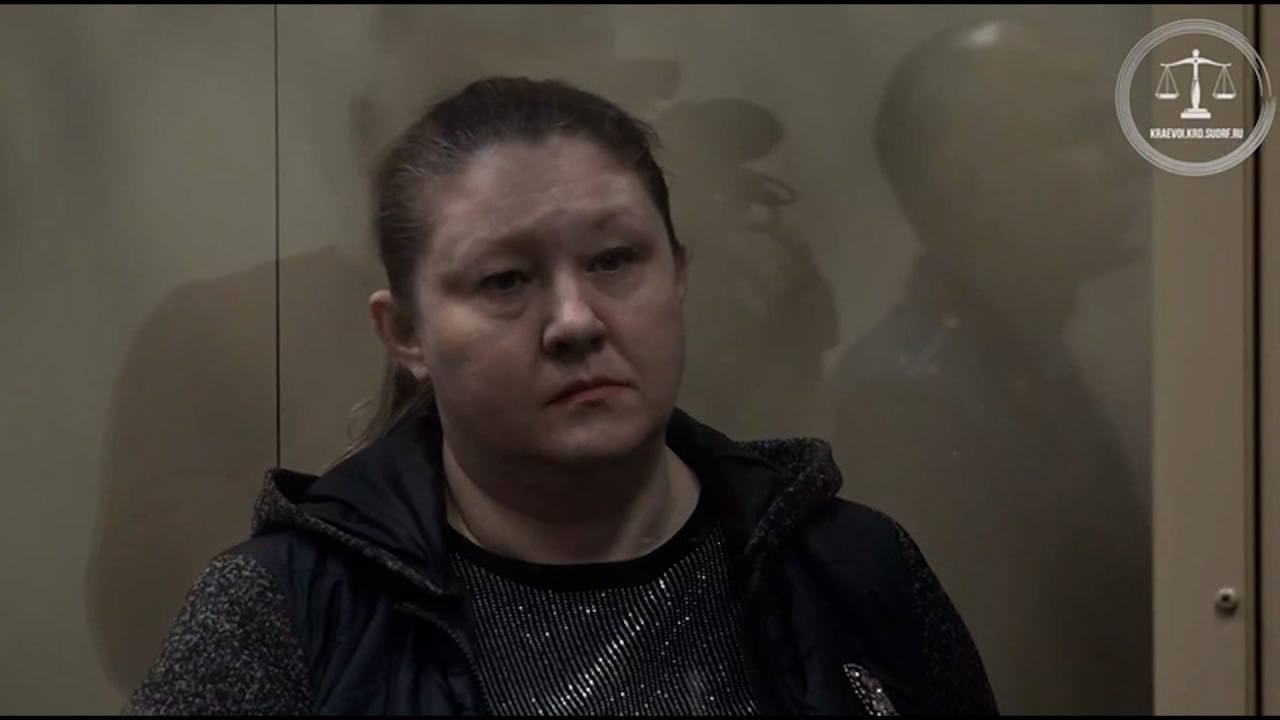 Суд в Краснодаре назначил 21 год лишения свободы сотруднице хлебозавода за отравление работников сообщили в объединенной пресс службе судов Краснодарского края Женщина планировала убить коллег и начальницу из за личной неприязни Вначале она заставила выпить двоих коллег лекарство в большой дозе от которого они умерли Затем с телефона одной из жертв женщина написала сообщение директору хлебокомбината с просьбой о помощи Директор приехала работница сковала ее руки наручниками пыталась задушить Директору удалось выжить