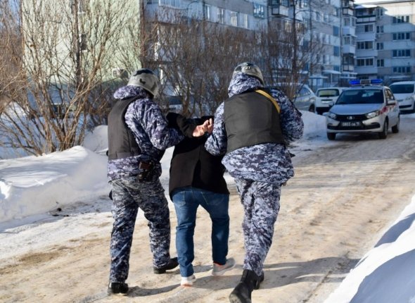 Матерился и угрожал расправой персоналу гостиницы дебошир постоялец в Биробиджане Нарушителя задержали и доставили в полицию Читать подробнее на сайте