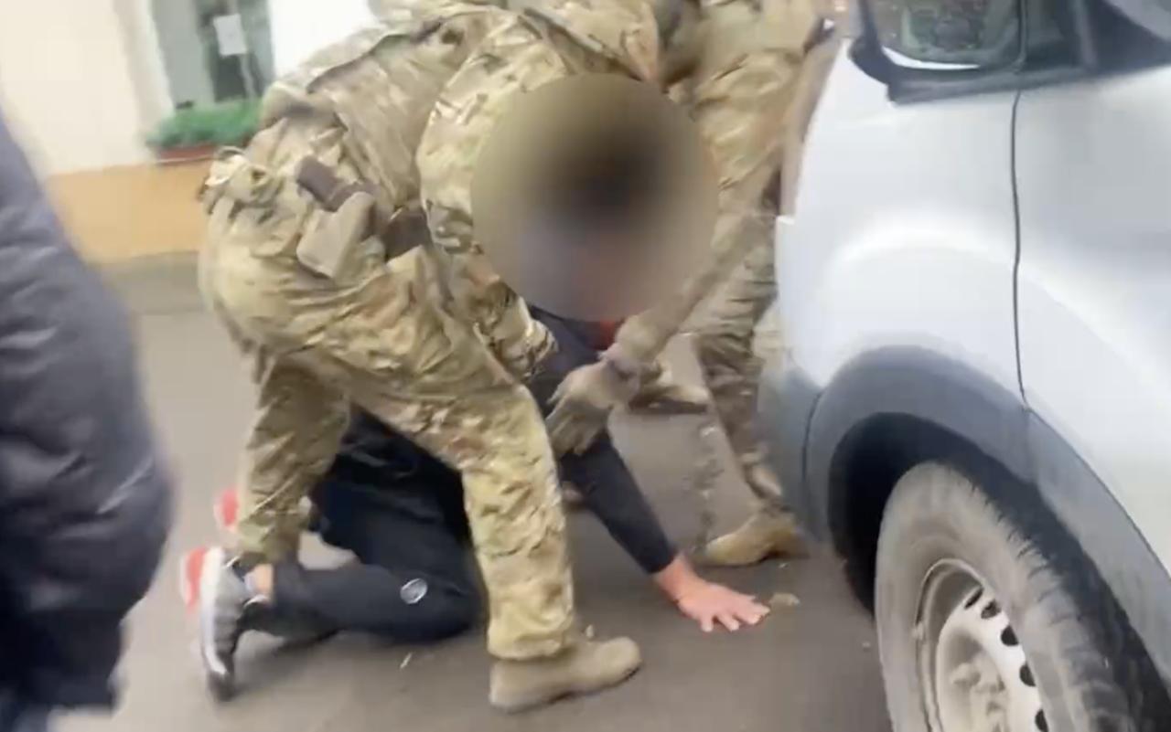 В Красноярске возбудили уголовное дело о хищении более 50 миллионов рублей принадлежащих ППК Фонд развития территорий По данным полиции подозреваемые воспользовались механизмом выплат предусмотренным для участников долевого строительства Злоумышленники знали что дольщики чьи застройщики обанкротились могут получить компенсацию из фонда Не имея отношения к долевому строительству они предоставили в организацию поддельные документы фиктивные договоры уступки прав требования на квартиры в недостроенных домах на улице Прибойная и справки об их оплате На основании этих бумаг Фонд развития территорий перечислил компенсации равные рыночной стоимости жилья По версии следствия деньги получили семь человек Общий ущерб составил свыше 50 миллионов рублей красноярск kras 24