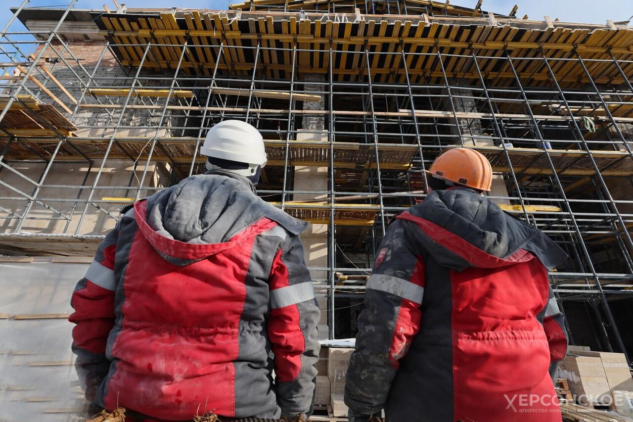 В Херсонской области с начала года 1 9 млрд рублей направили на реализацию нацпроектов Реализация 11 национальных проектов идет в Херсонской области С начала года на их цели направили 1 9 млрд рублей сообщил министр экономического развития региона Эрвин Мусаев в интервью Херсонскому агентству новостей Общий объем предусмотренного бюджетного финансирования в 2025 году составляет 2 26 млрд рублей Уже освоено 1 9 млрд рублей то есть 88 хороший результат сказал он Координацию работы над нацпроектами ведет Региональный проектный офис Херсонской области который отвечает за синхронизацию действий всех участников своевременность выполнения мероприятий и эффективность использования ресурсов Согласно действующим соглашениям между федеральными ведомствами и правительством региона на 2025 2027 годы Херсонской области предусмотрено 6 2 млрд рублей Это подтвержденный объем финансирования направленный на приоритетные задачи восстановления инфраструктуры социальной сферы и создание новых возможностей для жителей добавил Мусаев После 2027 года параметры финансирования будут уточняться с учетом эффективности реализованных мероприятий и обновленных приоритетов Национальные проекты рассматриваются как долгосрочный инструмент развития и большинство направлений продолжат действовать до 2036 года Полный текст интервью с Эрвином Мусаевым читайте 5 ноября на сайте Херсонского агентства новостей