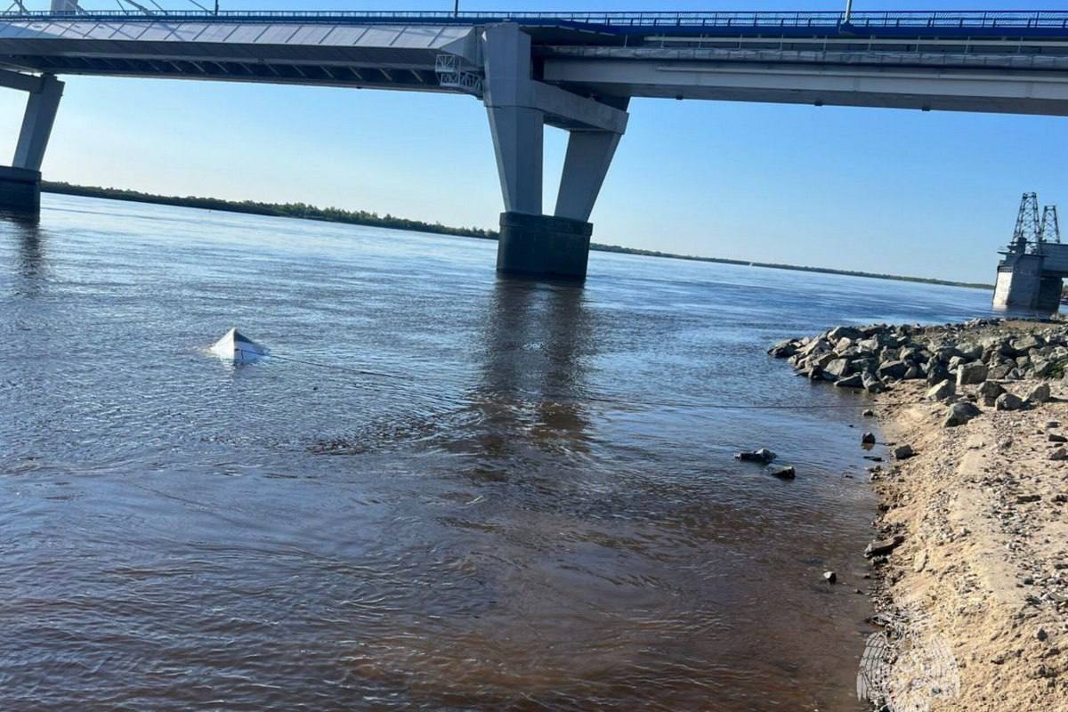 В Благовещенске на реке Зее перевернулась лодка с тремя людьми Ночью 21 мая трое мужчин решили испытать лодку, но не убедились, что судно исправно. В итоге транспорт постепенно стал уходить ко дну. Двое пассажиров самостоятельно добрались до суши, а вот третий зацепился за борт. К месту происшествия прибыли сотрудники экстренной службы и помогли мужчине выбраться. МЧС России напоминает: на судне будь в спасжилете; убедись в исправности маломерного судна; не выходи на воду ночью; не управляй в нетрезвом состоянии.