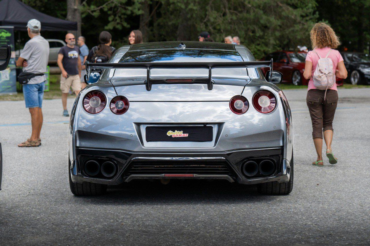 Автомобили с двигателями внутреннего сгорания вновь набирают популярность во всем мире пишет Reuters со ссылкой на данные Ernst Young Около половины покупателей по всему миру планируют купить новую или подержанную машину с двигателем внутреннего сгорания в ближайшие два года это на 13 больше чем было в 2024 году Предпочтение электромобилям и гибридным автомобилям снизилось на 10 и 5 процентных пунктов до 14 и 16 соответственно Покупатели возвращаются к двигателям внутреннего сгорания из за пересмотра политических решений торговых войн и растущего скепсиса по поводу инфраструктуры и стоимости электромобилей отмечает Reuters Simone Nicora Unslpash Telegram Max