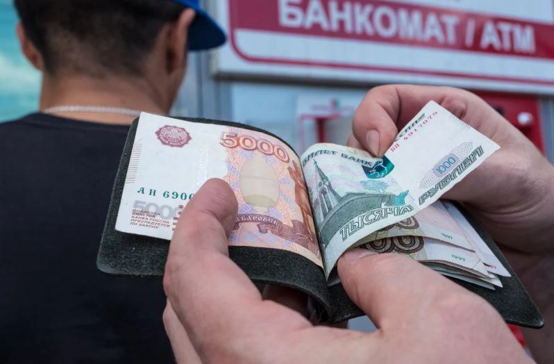 В России мигрантам хотят запретить переводить деньги за границу Депутаты фракции «Новые люди» предложили запретить мигрантам переводить за границу суммы, превышающие их официальную зарплату. В случае превышения — потребовать налоговую декларацию с подтверждением доходов. Инициатива направлена главе Центробанка Эльвире Набиуллиной. Путин в Telegram — Подписаться