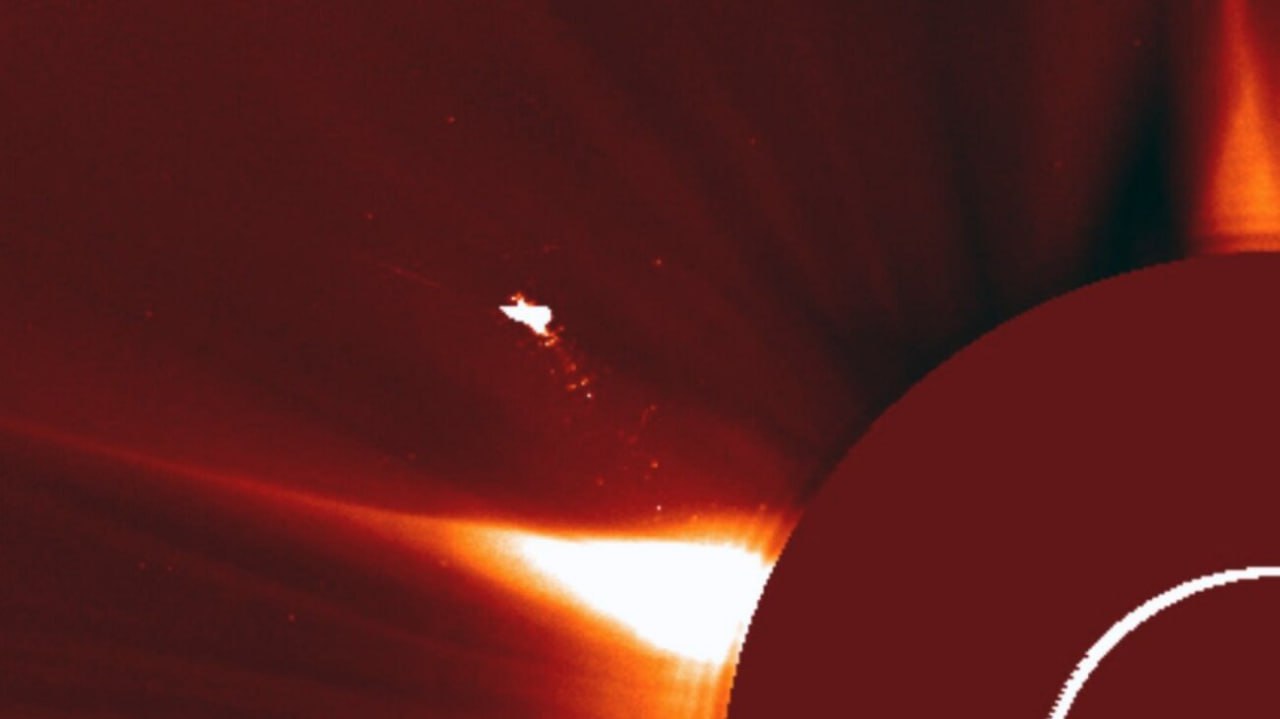 Спрятали инопланетяне межзвездный объект 3I ATLAS обманул величайшего охотника за кометами LASCO один из самых чувствительных космических оптических приборов используемых для изучения короны Солнца Он помог открыть 5000 ю комету и собрать данные о C 2023 A3 Цзыцзиньшань ATLAS Теперь в поле зрения охотника вошла межзвёздная комета 3I ATLAS которая вызывает множество вопросов у астрономов Но LASCO не смог её зафиксировать комета находится более чем в 350 миллионах километров от Земли Происхождение этого гостя до сих пор остаётся одной из главных загадок для учёных Конспирологи ваш выход