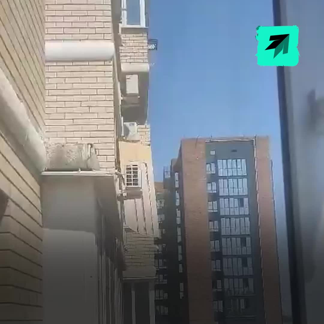 Инцидент с выбрасыванием вещей из квартиры в Краснодаре привел к повреждению автомобиля