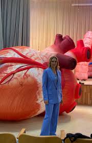 Справедливая Россия выдвинула на пост Главы Екатеринбурга депутата ЗакСО Екатерину Есину постоянную героиню наших публикаций Известна общественности она благодаря инсталляциям с огромными макетами человеческих органов Есина пользовалась благосклонностью бывшего Губернатора Евгения Куйвашева и ходили слухи что она может сменить партию на Единую Россию Но сегодняшнее выдвижение должно продемонстрировать нерушимый союз с СР