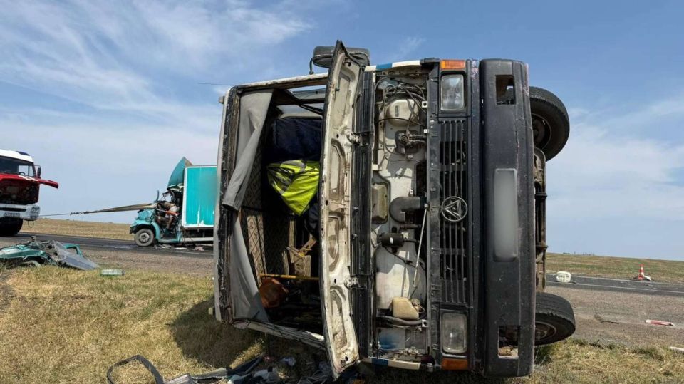 В Крыму грузовик врезался в автобус - есть жертвы СИМФЕРОПОЛЬ, 8 авг - РИА Новости Крым. В Крыму в ДТП с грузовиком и автобусом один человек погиб и один пострадал, по факту происшествия проводится проверка. Об этом сообщили в Госавтоинспекции республики. Авария произошла около 12:40 часов на автодороге Симферополь — Красноперекопск — граница с Херсонской областью, вблизи села Гришино. "Водитель 1967 года рождения, управляя грузовым автомобилем Mercedes-Benz Sprinter, не выбрал безопасную дистанцию до впереди движущегося автомобиля "БАЗ, который осуществлял поворот налево на площадку для остановки транспортных средств", - говорится в сообщении. В результате ДТП водитель "Мерседес Бенц Спринтер" смертельно травмирован.... Подробнее>>>
