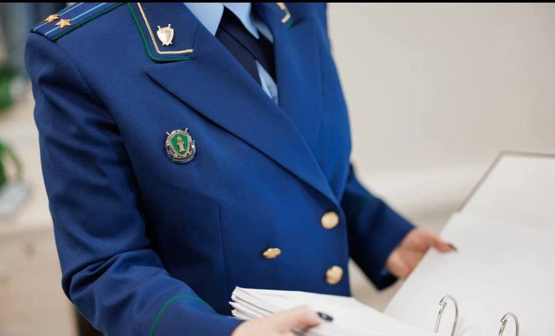 В г Когалыме по иску прокурора в пользу несовершеннолетнего взыскана компенсация морального вреда  Прокуратура г Когалыма провела проверку по обращению местной жительницы ребенок которой получил травму на детской площадке Установлено что в июне 2025 года восьмилетний мальчик во время игры на детской площадке в г Когалыме получил травму Проверка показала что администрацией города указанная площадка закреплена за муниципальным учреждением Коммунспецавтотехника которым не принимались меры по надлежащему содержанию элементов благоустройства  Прокурор направил в суд исковое заявление о взыскании с ответчика компенсации морального вреда  Суд удовлетворил иск прокурора взыскав денежные средства в размере 100 тыс рублей  Решение суда исполнено в полном объёме