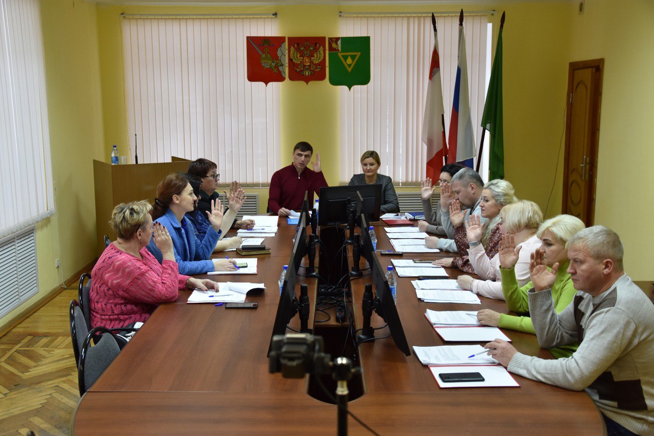 Череповчанин Илья Шубин пока не сможет возглавить Чагодошенский округ так как еще продолжает участие в специальной военной операции сообщили в администрации округа До завершения его контракта с Министерством обороны временно исполнять полномочия главы округа продолжит Ирина Зорикова На фотографии депутаты голосуют за нового главу на внеочередном заседании Представительного Собрания