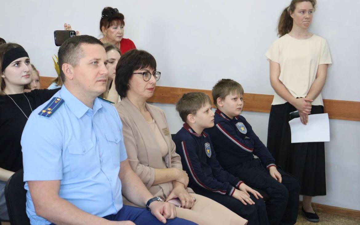 Заместитель прокурора Крыма Леонид Селивёрстов поздравил учеников школы «Злагода» с днем защиты детей. Совместно с директором образовательного учреждения он побывал на подготовленном ребятами спектакле. Школьники с радостью встретили гостей и охотно пообщались с ними в неформальной обстановке. Работники прокуратуры Крыма активно участвуют в жизни школы, организовывая интересные и познавательные экскурсии и мероприятия, дарят полезные и необходимые подарки. Для школькиков организована экскурсия в один из парков региона.