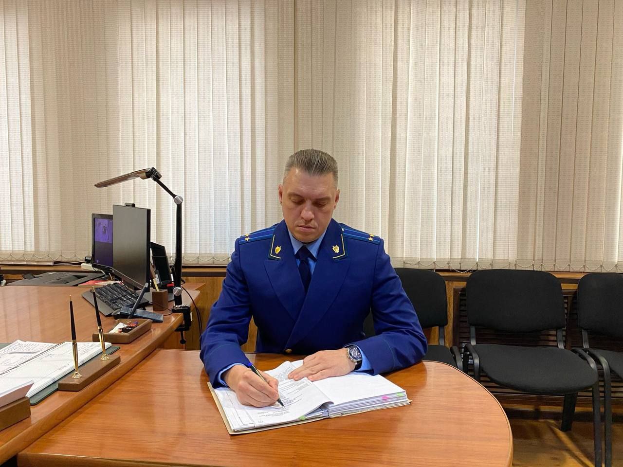 В Энгельсе владелец базы отдыха обвиняется в самоуправстве Прокуратура города Энгельса утвердила обвинительный акт по уголовному делу в отношении 48 летнего жителя города Воронежа Он обвиняется по ч 1 ст 330 УК РФ самоуправство то есть самовольное вопреки установленному законом или иным нормативным правовым актом порядку совершение каких либо действий правомерность которых оспаривается организацией или гражданином если такими действиями причинен существенный вред По версии дознания не позднее 18 июня 2021 года обвиняемый будучи владельцем базы отдыха самовольно и незаконно возвел недвижимые и движимые объекты на неразграниченных земельных участках являющихся муниципальной собственностью и огородил территорию туристической базы За проход и проезд граждан к водному объекту Волгоградскому водохранилищу он установил и взимал плату В результате обвиняемый самовольно завладел и использовал неразграниченные земельные участки вопреки установленному порядку чем причинил существенный вред гражданам и администрации Энгельсского муниципального района После вручения обвинительного акта уголовное дело будет направлено в суд для рассмотрения по существу