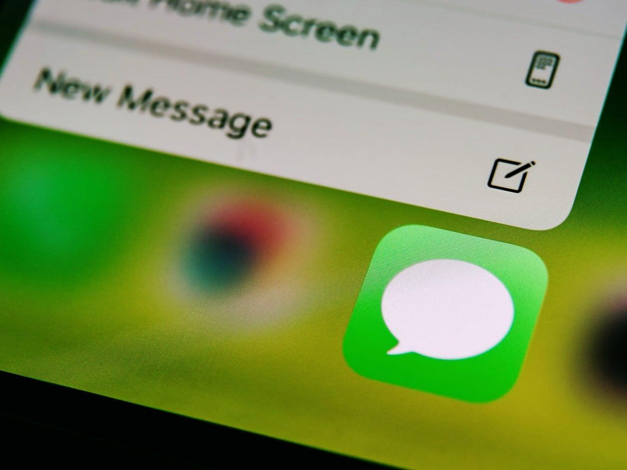 9to5Mac если iMessage заблокировать в любой стране то все уведомления перестанут приходить и iPhone станет бесполезным iMessage связан с сервисом Apple Push который используют все приложения для отправки уведомлений на iPhone и iPad Если заблокировать мессенджер то на iPhone перестанут приходить уведомления от всех приложений и обойти это никак нельзя Apple сделала это для того чтобы операторы связи не могли блокировать уведомления только из iMessage побуждая людей использовать SMS которые 15 лет назад были популярны www iphones ru 1350193 новости iphonesru