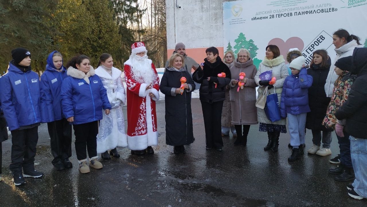 Школьники из Мурманска поздравили своих сверстников из Курской области с наступающим Новым годом  В рамках доброй акции юные северяне отправили проживающим в одном из пунктов временного размещения Курска детям открытки с теплыми пожеланиями и сладкие подарки. Вместе со своими семьями они прибыли туда из приграничных деревень и поселков.  Фото: Единая Россия    Подпишись — Вести Мурман