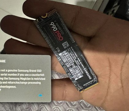 Поддельный SSD Samsung 990 PRO показал скорость 9 МБ с но прошел проверку Windows Пользователь Reddit столкнулся с поддельным SSD Samsung 990 PRO который корректно определялся Windows но демонстрировал скорости на уровне USB 2 0 Накопитель проходил базовые проверки системы и сторонних утилит и был распознан как поддельный только фирменным ПО Samsung