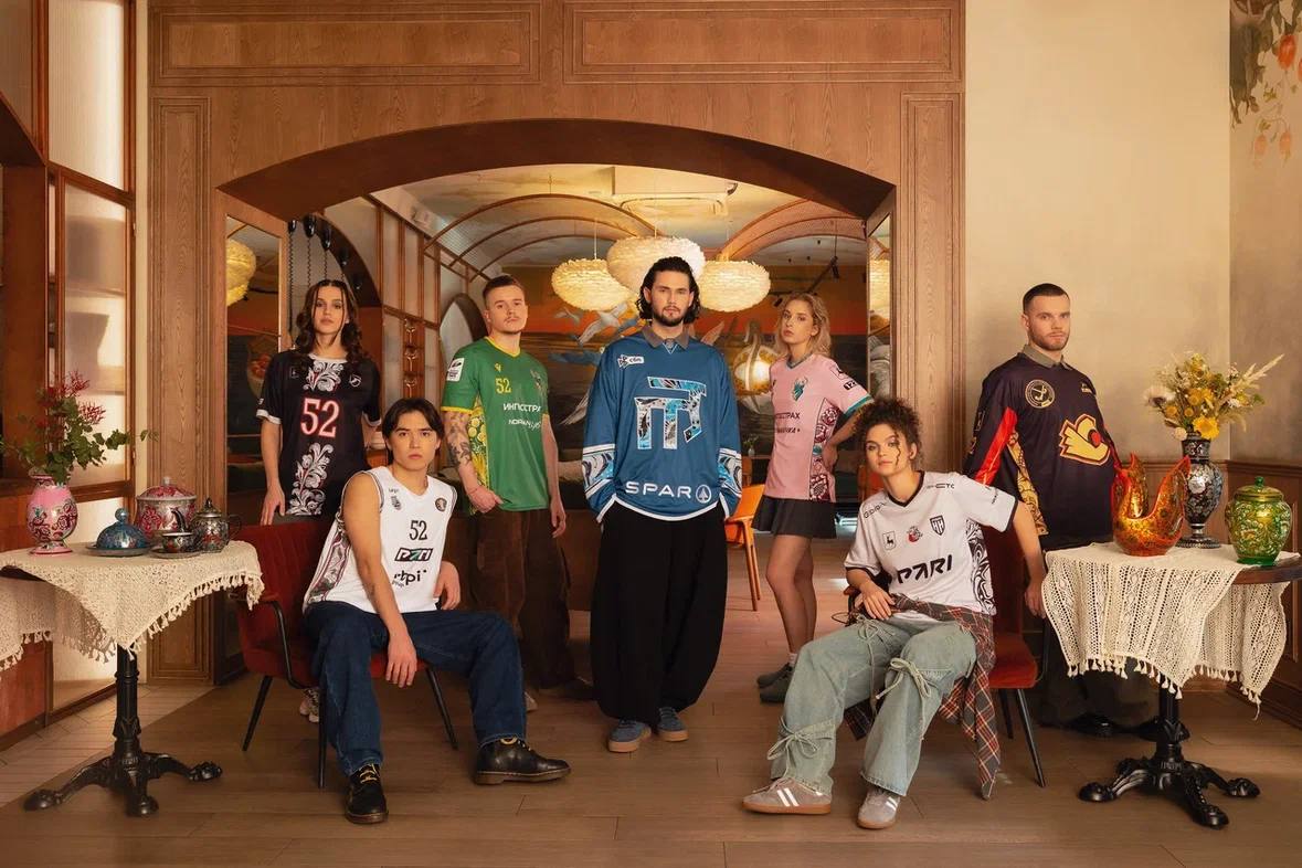 ПРОЕКТУ ВМЕСТЕ ЗА НИЖНИЙ ПЯТЬ ЛЕТ Проект Вместе за Нижний который уже стал визитной карточкой Нижнего Новгорода проводится в этом году в пятый юбилейный раз Нижегородские спортивные клубы снова будут выступать в единой форме В первый год в проекте участвовало три клуба а в этом году уже семь В этом году форма посвящена многообразию стилей хохломской росписи Впервые в рамках проекта форма каждого клуба имеет собственное уникальное визуальное решение свой цвет и узор иллюстрирующие общую идею Фотосессия состоялась в семи ресторанах Нижнего Новгорода интерьеры которых сочетаются с цветом каждой формы а атмосфера некоторых заведений с духом хохломы Помимо общей игровой формы и тематических игр планируются выездные матчи команд и мероприятия в городах Нижегородской области в рамках нового проекта Вместе за Нижний Область игры выпуск лайфстайл коллекции мерча коллаборации с участием организаторов участников проекта и клубов