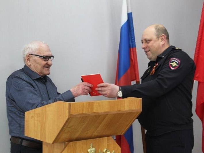 В Серпухове 87-летний пенсионер получил российский паспорт при личном участии руководства УМВД Полковник полиции Александр Самохин и подполковник Геннадий Большунов лично вручили гражданский паспорт 87-летнему Василию Зубко. Уроженец Киргизской ССР, ветеран труда и пчеловод, в 2023 году вернулся в Россию к семье после десятилетий жизни за рубежом. Подмосковный Главк МВД в рекордные сроки оформил документы, восстановив справедливость для пенсионера. «Спасибо за внимание и поддержку!» - заявил Зубко, став полноправным гражданином РФ.