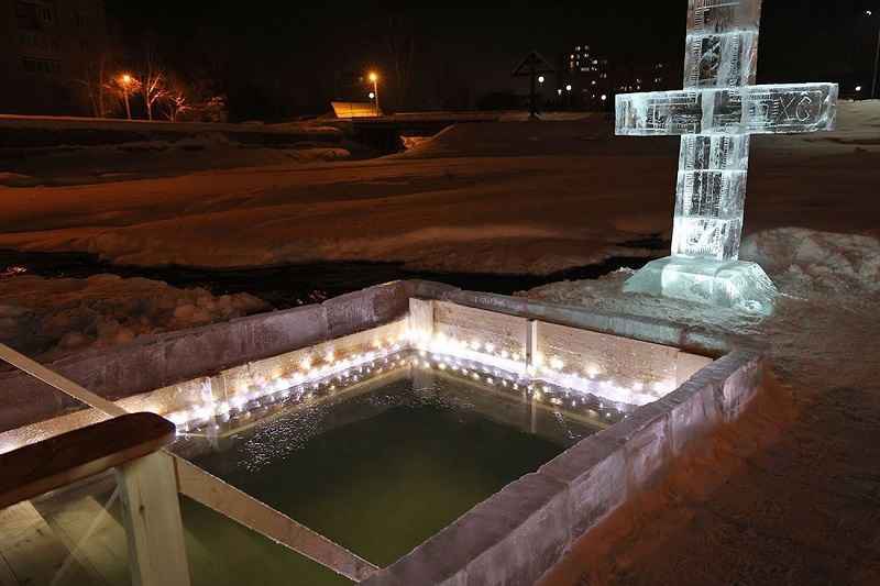 Сегодня в ночь с 18 на 19 января православные христиане отмечают Крещение Господне Купель в Горно Алтайске оборудовали в районе Пионерского острова Обряд освящения воды в купели пройдет в 20 00 Его совершит иерей Лаврентий Донбай Купания начнутся после освящения места Для обеспечения безопасности будет организовано дежурство бригады скорой помощи спасателей сотрудников полиции и сотрудников администрации города Также вблизи оборудованных купелей будут размещены палатки с теплым настилом и обогревом где верующие смогут выпить горячий чай Архивное фото