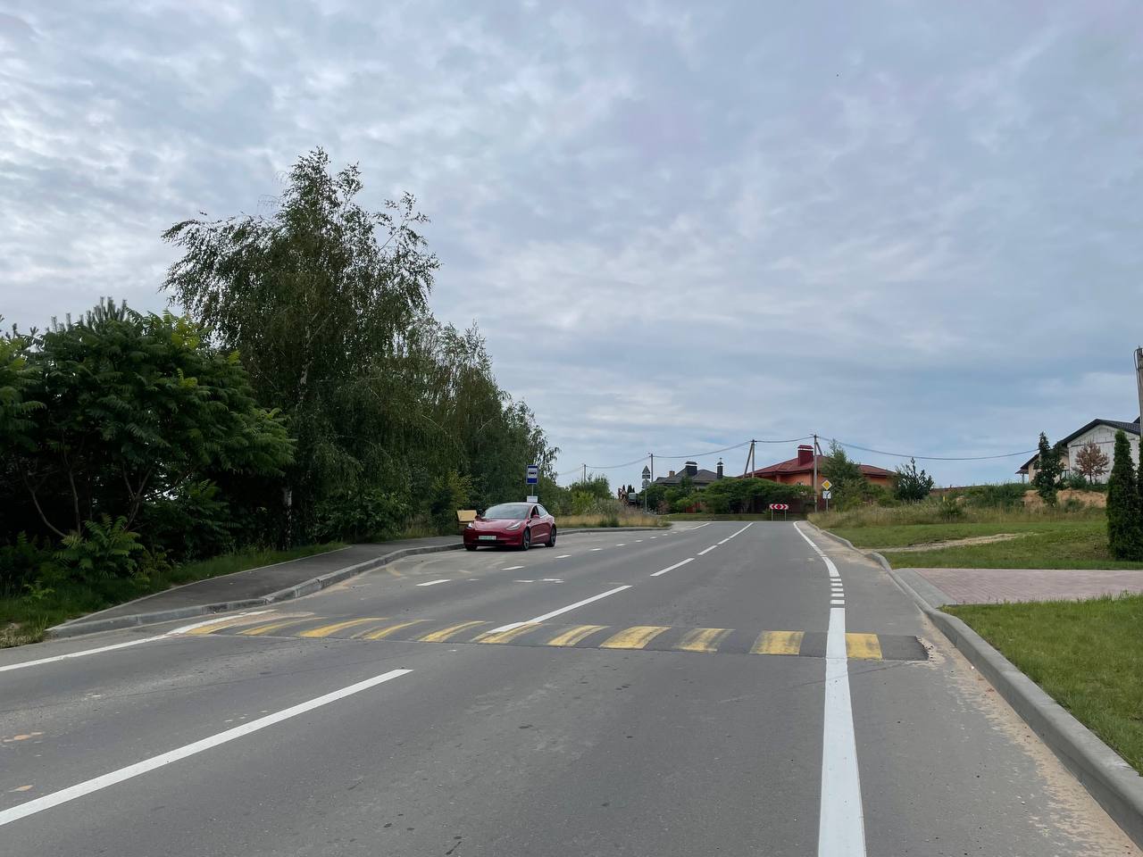 В Гродно подросток получил тяжелые травмы после падения с электросамоката   Серьезными последствиями обернулась поездка на средстве персональной мобильности для 17-летнего жителя Гродно. Вчера около 20.20 молодой человек передвигался по улице Центральная. Проезжая «лежачий полицейский» на скорости, он не справился с управлением и упал.   Несовершеннолетний ударился об асфальт, получив телесные повреждения. Прохожие вызвали скорую помощь. После осмотра подростка госпитализировали в нейрохирургическое отделение БСМП с многочисленными травмами, в том числе открытой черепно-мозговой травмой и ушибом головного мозга средней степени.    ‍ О происшествии медики сообщили в милицию. По данному факту сотрудники Октябрьского РУВД г.Гродно проводят проверку, устанавливаются все обстоятельства случившегося.    Правоохранители призывают родителей строго контролировать использование детьми средств персональной мобильности. Следует позаботится о специальной экипировке  защитный шлем, наколенники, нарукавники и т.д. . Не стоит двигаться со скоростью более 25 км/ч, так как это существенно увеличивает риск аварийных ситуаций.  В большинстве случаев причиной происшествий с СПМ становятся несоблюдение правил дорожного движения, мер безопасности и недостаточные навыки владельцев электросамокатов.