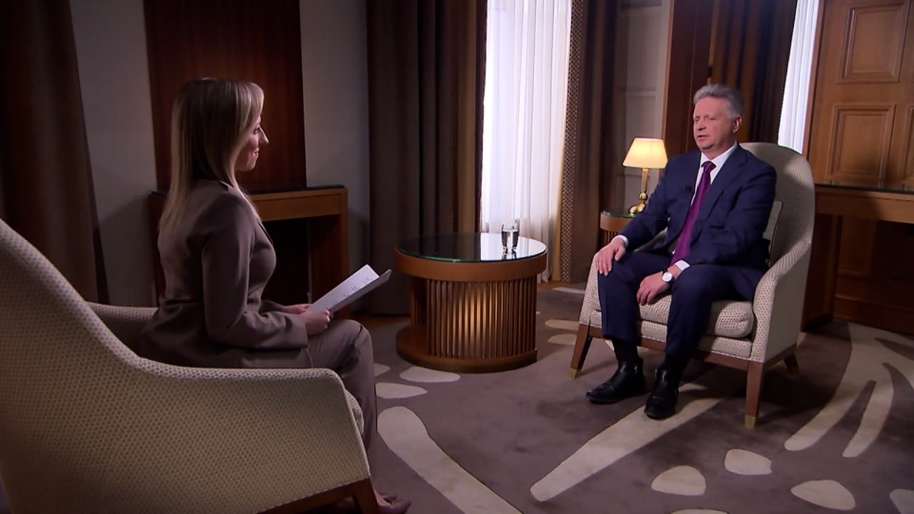 АвтоВАЗ пожаловался на снижение цены своих автомобилей из за конкуренции с китайцами Об этом в эфире Россия 24 рассказал глава завода Максим Соколов За счет того агрессивного демпинга который мы увидели со стороны многих китайских брендов на рынке а скидки доходили даже не до 500 тыс рублей а до 1 млн рублей по некоторым автомобилям особенно тем которые были выпущены еще в 2023 году то конечно мы скорректировали свою политику По итогу мы можем уверенно констатировать что в среднем цена на автомобили бренда Lada в рамках 2025 года снизилась на 5 сказал глава ВАЗа Откуда у этих девиц с согласованными вопросами всегда такие подобострастные лица при виде пиджаков Это от души Селекция