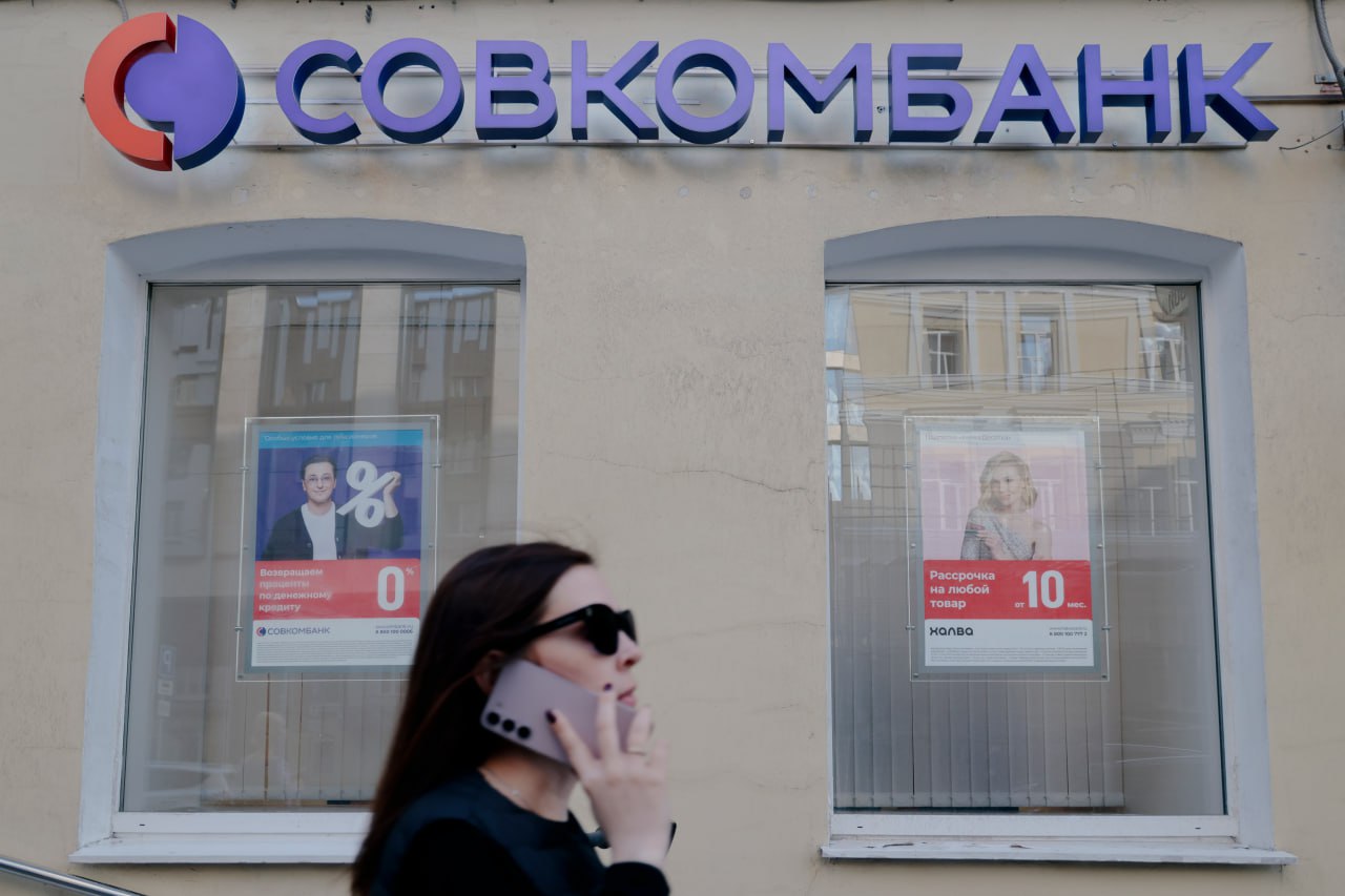 Совкомбанк намерен провести первичное размещение акций IPO крупнейшей российской цифровой платформы для закупок B2B РТС Такие планы на встрече с инвесторами в пятницу 14 ноября озвучил совладелец и первый зампред кредитной организации Сергей Хотимский сообщил РБК источник присутствовавший на мероприятии О том что подобная сделка готовится также знает источник РБК на финансовом рынке Во время выступления Хотимский упомянул что дочка Совкомбанка в закупках может выйти на IPO в какое то обозримое время По его словам историческая цена этого актива на балансе банка не очень высокая а значит при выводе дочки на биржу ее цена может существенно вырасти Отвечая на вопросы инвесторов топ менеджер не назвал конкретные сроки размещения акций B2B РТС но отметил что хотя компания и находится в высокой степени готовности к IPO сделка точно не состоится в 2025 году Выход B2B РТС на биржу возможен уже в 2026 году но точные сроки еще не определены сказал источник РБК Фото Михаил Гребенщиков РБК Картина дня в телеграм канале РБК