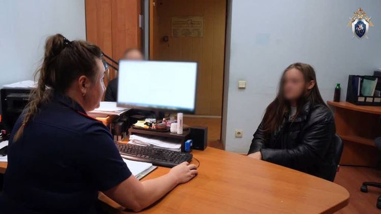 Пермячка избила битой оскорбившего ее мужчину vesti perm ru pages b542eccd85674872ae4bdff37c3bbf58 В Перми следователем СК России местной жительнице предъявлено обвинение в умышленном причинении тяжкого вреда здоровью Женщину оскорбил друг ее сожителя Она потребовала извинений но мужчина отказался их приносить Женщина затаила обиду и решила отомстить Спустя несколько дней она обманом вызвала потерпевшего в район Слудской церкви в Ленинском районе Перми Она нанесла ему битой множественные удары по голове и телу причинив тяжкий вред здоровью Мужчину госпитализировали В дальнейшем обвиняемая пришла в следственный отдел и написала явку с повинной