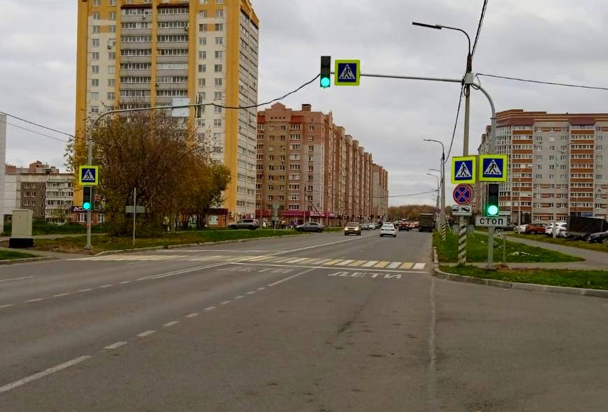На Ленинградской появился светофор напротив новой школы Для этого понадобилось вмешательство прокуратуры Было установлено что в нарушение требований закона пешеходный переход расположенный вблизи МАОУ Школа русской культуры на ул Ленинградской не был оборудован светофором что создавало угрозу в том числе для несовершеннолетних участников дорожного движения сообщили в пресс службе Прокуратура потребовала устранить нарушение Светофор появился права детей на безопасность восстановлены