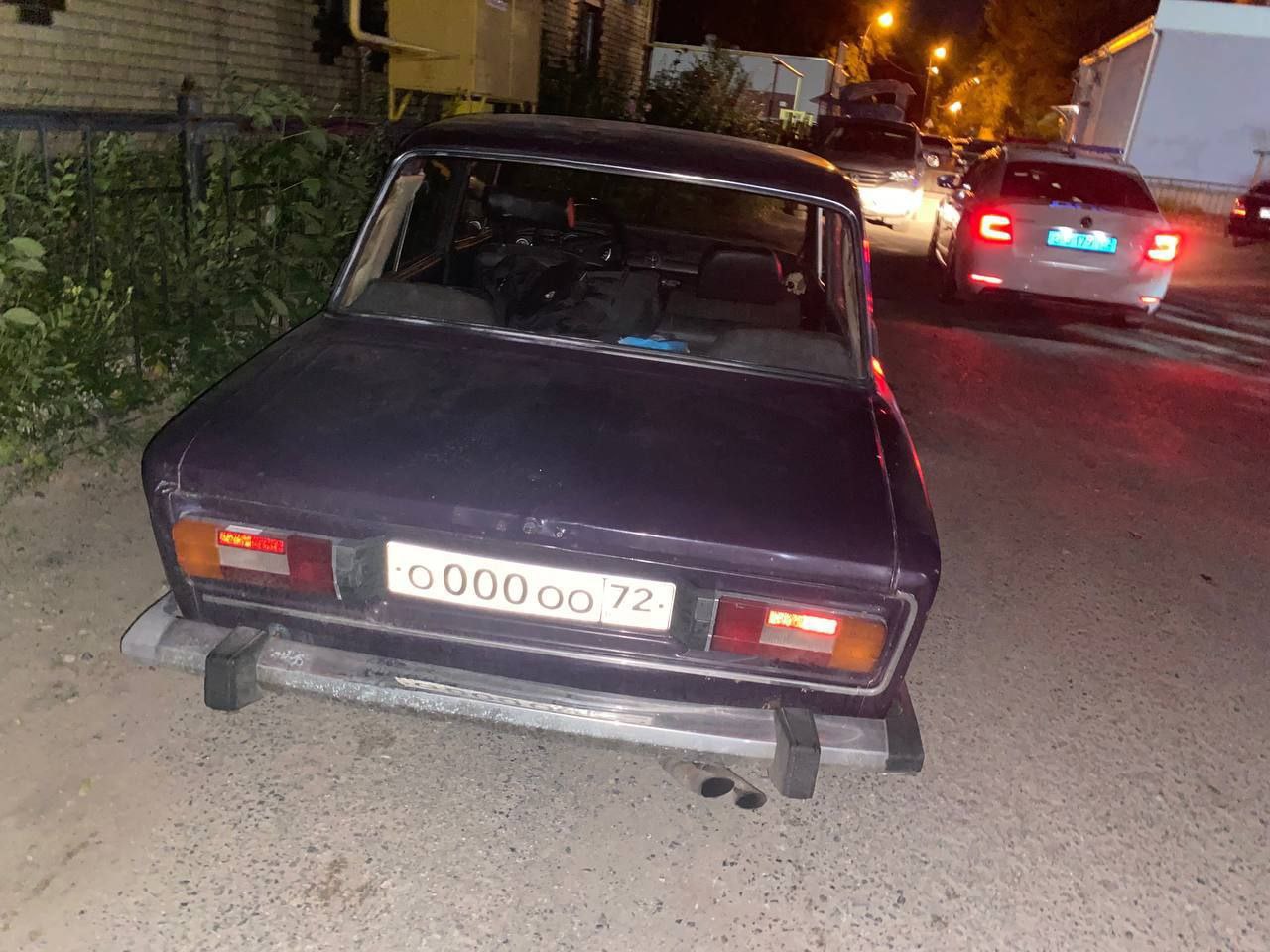 По нулям! Автомобиль на спецстоянку, "красивые" номера в металлолом, водитель - пешком!  Инспекторы полка ДПС Госавтоинспекции задержали и привлекли к административной ответственности 19-летнего уроженца Нижневартовска, ездившего по Тюмени на "шестерке" с госномерами О 000 00 72, что вызвало законное возмущение горожан.  Водитель не имеет права управления транспортом, номера на автомобиле подложные, они изъяты, автомобиль не зарегистрирован в установленном порядке.   19-летний "бесправник" привлечен к административной ответственности за все нарушения ПДД, которые он допустил. От управления транспортом он отстранен, автомобиль помещен на спецстоянку.