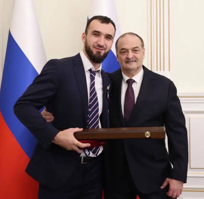 Глава Дагестана Сергей Меликов поздравил прославленного дагестанского боксера Муслима Гаджимагомедова с днем рождения Ему всего 29 а за плечами уже история которой гордится вся Россия он стал первым в стране трёхкратным чемпионом мира по боксу И это лишь часть большого пути Заслуженный мастер спорта финалист Олимпийских игр двукратный чемпион Европы и пятикратный чемпион России за каждым из этих титулов стоят годы упорного труда и огромной веры в себя Скромный парень из высокогорного Тляратинского района начинал тренироваться в маленьком сельском зале где не всё давалось легко Были трудности сомнения но он никогда не сдавался Смотрел бои Майка Тайсона мечтал когда нибудь так же проявить себя на большом ринге и день за днём шёл к своей мечте Сегодня Муслима знают во всём мире соперники его опасаются а начинающие спортсмены берут с него пример Я хорошо знаком с Муслимом и горжусь им Несмотря на заслуженное звание одного из лучших боксёров современности он остаётся тем же отзывчивым добрым и открытым парнем Вижу как много усилий он вкладывает в свою спортивную карьеру как стойко с присущей ему неизменной улыбкой справляется со всеми трудностями как заряжен на новые победы Не сомневаюсь что он ещё много раз поднимется на высшую ступень пьедесталов почета на мировой арене А мы всегда и во всём будем его поддерживать Муслим ты для всех нас пример победителя выдающегося боксера и лидера От всей души поздравляю тебя с днём рождения Желаю тебе двум другим нашим чемпионам мира по боксу Шарабутдину Атаеву и Джамбулату Бижамову всем дагестанским спортсменам крепкого здоровья поддержки близких и радости новых свершений как на ринге так и за его пределами говорится в поздравлении