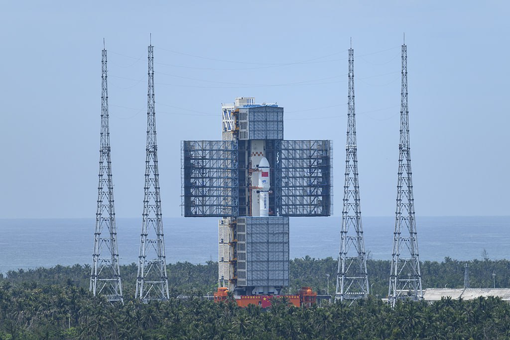 Комбинация грузового космического корабля "Тяньчжоу-9" и ракеты-носителя "Чанчжэн-7 Y10" в субботу была доставлена на стартовую площадку космодрома Вэньчан островной провинции Хайнань /Южный Китай/ в вертикальном положении, сообщили в Управлении программы пилотируемых космических полетов КНР /CMSA/. Как отметили в CMSA, запуск грузового космического корабля "Тяньчжоу-9" будет произведен в ближайшие дни в подходящее время. Объекты и оборудование на стартовой площадке функционируют в штатном режиме. Перед запуском, согласно плану, будут проведены проверки функционирования и совместные испытания, добавили в CMSA.