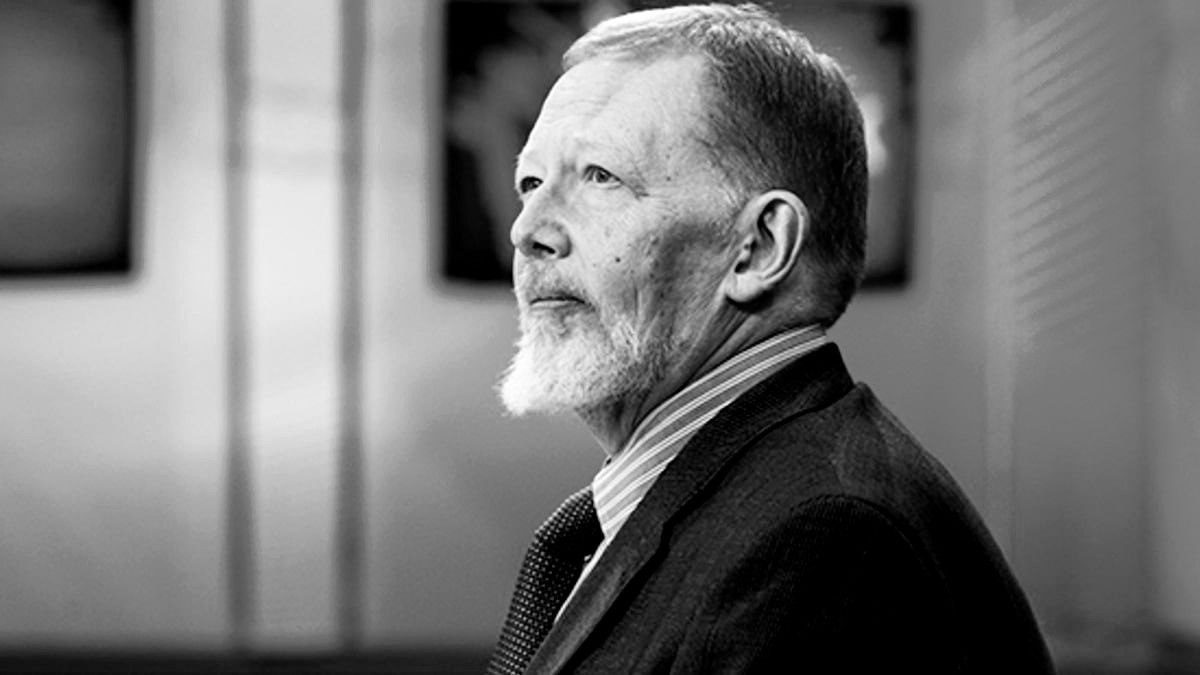 Умер Сергей Дубинин бывший глава Банка России 1995 1998 Ему было 74 года Сергей Константинович возглавлял Центробанк в период масштабных экономических реформ Под его руководством ЦБ укрепил свою роль как независимого института А самым тяжёлым и при этом самым запомнившимся его решением стала деноминация рубля призванная упростить расчёты и восстановить доверие к национальной валюте Руководство Дубинина пришлось на время серьёзных экономических потрясений колебания курса рубля рост инфляции и финансовый кризис Политика Сергея Константиновича на посту главы регулятора была направлена на сдерживание инфляции и удержание рубля в рамках жёсткого валютного коридора После кризиса 1998 года он покинул пост председателя ЦБ но продолжил карьеру в банковской и корпоративной сфере применяя свой богатый опыт уже в бизнесе