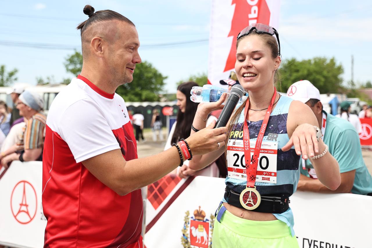 Упавшая во время забега спортсменка из Челябинска выиграла Almaty Marathon Спортсменка из Челябинска Анастасия Деркач установила новый рекорд среди женщин на Алматинском марафоне в Казахстане Несмотря на падение перед финишной лентой она выиграла старты и преодолела 42 километра и 195 метров с результатом 2 часа 41 минута 24 секунды Трасса марафона была непростой с подъемами и спусками Участникам было доступно три дистанции 42 2 километра 21 1 километра и 10 километров Челябинская спортсменка выбрала самую длинную Однако буквально за пару метров до финиша девушка рухнула с ног К ней тут же подбежала волонтер чтобы помочь подняться Это могло стать причиной дисквалификации спортсменки но Анастасия Деркач быстро среагировала и увернулась До финишной ленты она доползла на коленях Подписаться на vecherchel   Голосовать за канал
